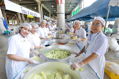 ภาพ No.323672:วันที่ 22 เมษายน พ.ศ.2569(วันคุ้มครองโลก) งานถวายมหาสังฆทาน 40,000 กว่าวัดทั่วประเทศ คณะสงฆ์ฉันภัตตาหารเพล