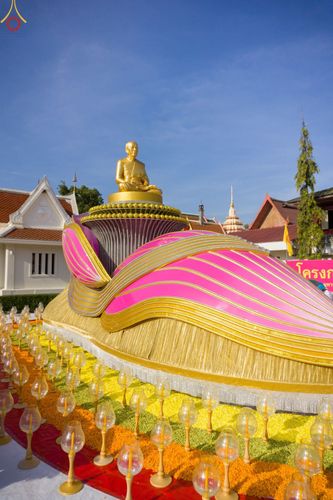 ภาพ No.73209:พิธีจุดประทีปถวายเป็นพุทธบูชา และบูชาธรรมมหาปูชนียาจารย์ ในโครงการธรรมยาตรากตัญญูบูชา มหาปูชนียาจารย์ พระมงคลเทพมุนี(สด จนฺทสโร) พระผู้ปราบมาร ปีที่ 11 ณ อนุสรณ์สถานลำดับที่ 4 สถานที่เกิดด้วยกายธรรม วัดโบสถ์ (บน) บางคูเวียง อ.บางกรวย จ.นนทบุรี วันที่ 21 