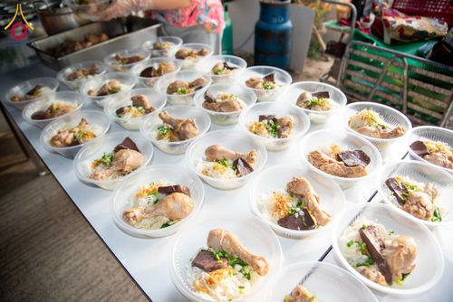 ภาพ No.321762:วันที่ 12 เมษายน พ.ศ.2569 ตักบาตรสงกรานต์ฉลองสามเณรใหม่  ณ ศูนย์ปฏิบัติธรรมระยอง(บ้านช่องลม)