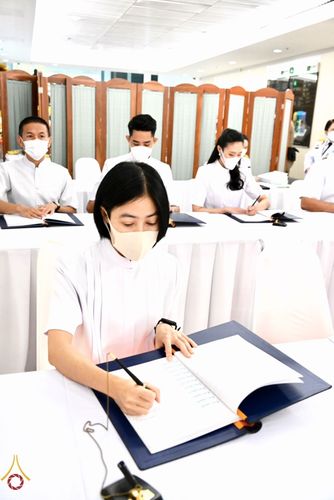 ภาพ No.67583:ผู้แทนคณะศิษยานุศิษย์วัดพระธรรมกาย ลงนามถวายพระพร สมเด็จพระเจ้าลูกเธอ เจ้าฟ้าพัชรกิติยาภา นเรนทิราเทพยวดี กรมหลวงราชสาริณีสิริพัชร มหาวัชรราชธิดา