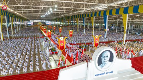 ภาพ No.92219:พิธีทอดกฐินธรรมชัยเพื่อสร้างอาคาร 115 ปี คุณยายอาจารย์มหารัตนอุบาสิกาจันทร์ ขนนกยูง อาทิตย์ต้นเดือนที่ 5 พฤศจิกายน พ.ศ. 2566 ณ วัดพระธรรมกาย จ.ปทุมธานี