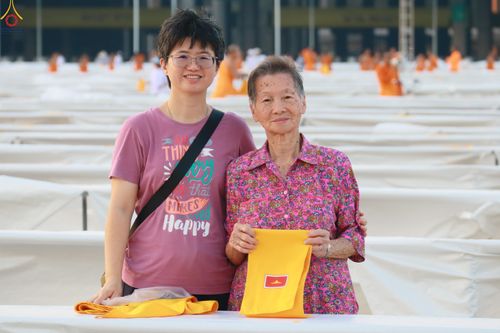 ภาพ No.321931:วันที่ 11-12 เมษายน พ.ศ.2569 การเตรียมงาน มัดถุงน้ำ , ผูกผ้าระบาย , เตรียมจุดฉันภัตตาหาร เพื่องานถวายมหาสังฆทาน 40,000 กว่าวัดทั่วประเทศ วันคุ้มครองโลก 22 เมษายน พ.ศ.2569 วัดพระธรรมกาย