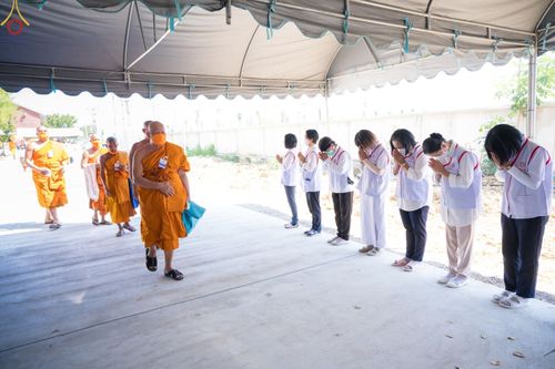 ภาพ No.70307:พิธีเจริญพระพุทธมนต์ ปฏิบัติธรรม มอบทุนการศึกษา ถวายสังฆทาน 139 วัด เพื่อถวายเป็นพุทธบูชา และขับเคลื่อนโครงการหมู่บ้านรักษาศีล 5 โดยคณะสงฆ์จังหวัดสุพรรณบุรี คณะศิษยานุศิษย์วัดพระธรรมกาย โครงการธรรมยาตรา ปีที่ 11 วันที่ 7 มกราคม พ.ศ. 2566 ณ ศูนย์ปฏิบัติธร