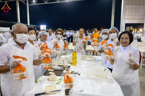 ภาพ No.121145:พิธีถวายภัตตาหารเป็นสังฆทาน แด่คณะพระธรรมยาตราฯ ในโครงการธรรมยาตรากตัญญูบูชา มหาปูชนียาจารย์ พระมงคลเทพมุนี(สด จนฺทสโร) พระผู้ปราบมาร อนุสรณ์สถาน 7 แห่ง ปีที่ 12 วันที่ 30 มกราคม พ.ศ. 2567 ณ สภาธรรมกายสากล วัดพระธรรมกาย