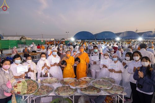 ภาพ No.74912:พิธีถวายภัตตาหารเป็นสังฆทาน แด่คณะพระธรรมยาตราฯ ในโครงการธรรมยาตรากตัญญูบูชา มหาปูชนียาจารย์ พระมงคลเทพมุนี(สด จนฺทสโร) พระผู้ปราบมาร อนุสรณ์สถาน 7 แห่ง ปีที่ 11 วันที่ 29 มกราคม พ.ศ. 2566