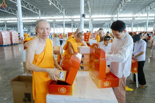 ภาพ No.322082:วันที่ 14 เมษายน พ.ศ.2569 การเตรียมกล่องไทยธรรม วันสุดท้าย เพื่องานถวายมหาสังฆทาน 40,000 กว่าวัดทั่วประเทศ วันคุ้มครองโลก 22 เมษายน พ.ศ.2569 วัดพระธรรมกาย