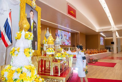 ภาพ No.341711:วันอังคารที่ 28 กรกฎาคม พ.ศ. 2569 คณะสงฆ์และพสกนิกรอำเภอคลองหลวง พร้อมใจจัดพิธีเจริญพระพุทธมนต์ ปฏิบัติธรรม และทำบุญตักบาตร ถวายพระราชกุศลเฉลิมพระเกียรติพระบาทสมเด็จพระเจ้าอยู่หัว