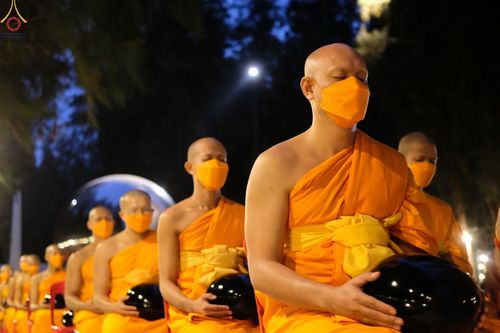 ภาพ No.69644:พิธีตักบาตรพระธรรมยาตราฯ ในโครงการธรรมยาตรากตัญญูบูชา มหาปูชนียาจารย์ พระมงคลเทพมุนี(สด จนฺทสโร) พระผู้ปราบมาร ปีที่ 11 ณ อนุสรณ์สถานลำดับที่ 1 สถานที่เกิดด้วยรูปกายเนื้อ อนุสรณ์สถานมหาวิหารพระมงคลเทพมุนี อ.สองพี่น้อง จ.สุพรรณบุรี