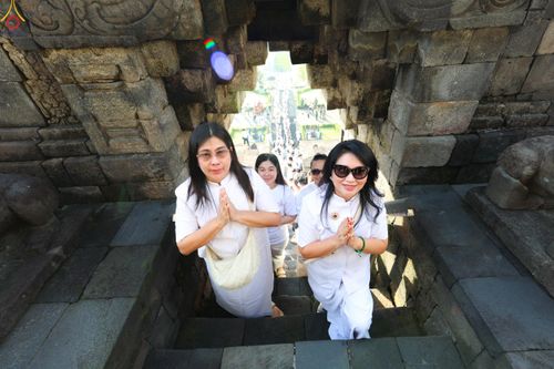 ภาพ No.330032:วันที่ 27-29 พฤษภาคม พ.ศ.2569 MBMI Tangerang (Majelis Agama Buddha Mahanikaya) ได้มีการเตรียมงานเพื่อจัดงานวิสาขบูชานานาชาติ  ชึ่งในงานจะมีการจุดประทีปโคมลาน โคมลอย กว่า 20,000 ดวง  เพื่อน้อมถวายเป็นพุทธบูชา และเพื่อเป็นการกระชับสัมพันธมิตรภาพ