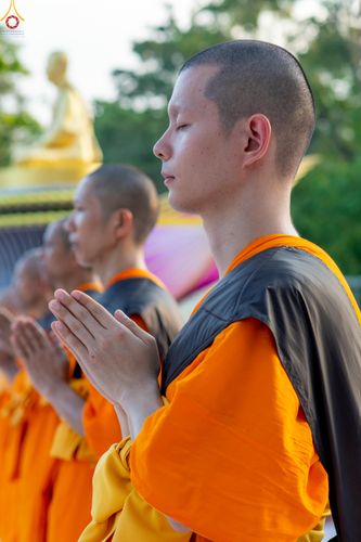 ภาพ No.281680:วันที่ 24 ธันวาคม พ.ศ.2568 พระธรรมยาตรา ปฏิบัติธรรม และถ่ายภาพหมู่ประวัติศาสตร์ ณ ลานหน้ามหาวิหารพระมงคลเทพมุนีฯ วัดพระธรรมกาย