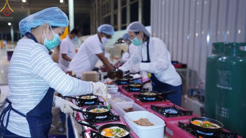 ภาพ No.74991:พิธีถวายภัตตาหารเป็นสังฆทาน แด่คณะพระธรรมยาตราฯ ในโครงการธรรมยาตรากตัญญูบูชา มหาปูชนียาจารย์ พระมงคลเทพมุนี(สด จนฺทสโร) พระผู้ปราบมาร อนุสรณ์สถาน 7 แห่ง ปีที่ 11 วันที่ 30 มกราคม พ.ศ. 2566