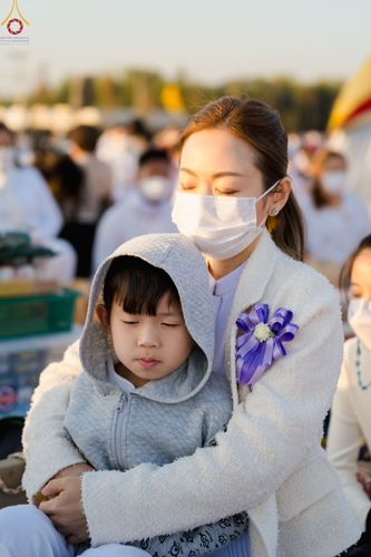 ภาพ No.74842:พิธีตักบาตรพระธรรมยาตราฯ ในโครงการธรรมยาตรากตัญญูบูชา มหาปูชนียาจารย์ พระมงคลเทพมุนี(สด จนฺทสโร) พระผู้ปราบมาร ปีที่ 11 ณ อนุสรณ์สถานลำดับที่ 5 สถานที่เผยแผ่วิชชาธรรมกายครั้งแรก อนุสรณ์สถานบางปลา วัดบางปลา อ.บางเลน จ.นครปฐม วันที่ 29 มกราคม พ.ศ. 2566