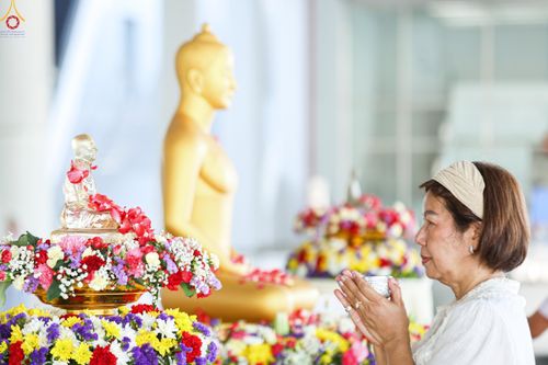 ภาพ No.322261:วันที่ 13 เมษายน พ.ศ.2569 สาธุชนสรงน้ำพระ เนื่องในวันสงกรานต์ ณ หอฉันคุณยายอาจารย์ วัดพระธรรมกาย