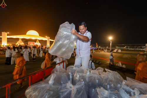 ภาพ No.308155:วันที่ 31 มกราคม พ.ศ. 2569 พิธีจุดประทีปธรรมถวายเป็นพุทธบูชา  และบูชาธรรมมหาปูชนียาจารย์ (ภาพชุดที่ 3) ณ วัดพระธรรมกาย ปทุมธานี ในโครงการธรรมยาตรา กตัญญูบูชา มหาปูชนียาจารย์ พระมงคลเทพมุนี(สด จนฺทสโร) พระผู้ปราบมาร อนุสรณ์สถาน 7 แห่ง ปีที่ 14