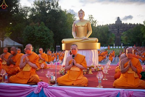 ภาพ No.68213:พิธีจุดประทีปถวายเป็นพุทธบูชา ณ พระมหาเจดีย์บรมพุทโธ ประเทศอินโดนีเซีย วันที่ 17 ธันวาคม พ.ศ. 2565