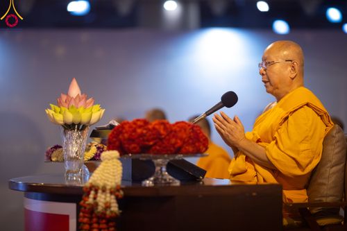 ภาพ No.90423:พิธีฉลองชัยสวดมนต์บทธัมมจักกัปปวัตตนสูตร 5,759,139,139 จบ เนื่องใน 139 ปี วันคล้ายวันเกิดด้วยรูปกายเนื้อ พระมงคลเทพมุนี (สด จนฺทสโร) พระผู้ปราบมาร วันอังคารที่ 10 ตุลาคม พ.ศ. 2566 ณ มหารัตนวิหารคด วัดพระธรรมกาย จ.ปทุมธานี