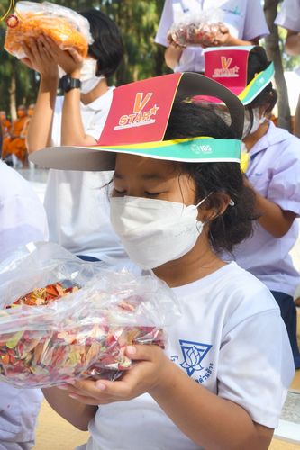 ภาพ No.70640:พิธีต้อนรับพระธรรมยาตรา ในโครงการธรรมยาตรากตัญญูบูชา มหาปูชนียาจารย์ พระมงคลเทพมุนี(สด จนฺทสโร) พระผู้ปราบมาร อนุสรณ์สถาน 7 แห่ง ปีที่ 11 วันที่ 14 มกราคม พ.ศ. 2566 ณ อนุสรณ์สถานลำดับที่ 3 สถานที่เกิดในเพศสมณะ วัดสองพี่น้อง อ.สองพี่น้อง จ.สุพรรณบุรี