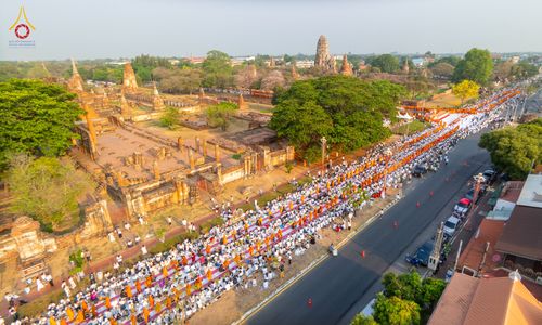 ภาพ No.318101:วันเสาร์ที่ 4 เมษายน พ.ศ. 2569 งานทำบุญเมืองใจกลางอยุธยา  ตักบาตรพระ 1,109 รูป ณ ถนนชีกุน หน้าวัดมหาธาตุ และวัดราชบูรณะ