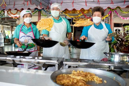 ภาพ No.69412:พิธีจุดประทีปถวายเป็นพุทธบูชา และบูชาธรรมมหาปูชนียาจารย์ ในโครงการธรรมยาตรากตัญญูบูชา มหาปูชนียาจารย์ พระมงคลเทพมุนี(สด จนฺทสโร) พระผู้ปราบมาร ปีที่ 11 ณ อนุสรณ์สถานมหาวิหารพระมงคลเทพมุนี อ.สองพี่น้อง จ.สุพรรณบุรี
