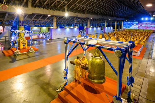 ภาพ No.68593:พิธีสวดมนต์ข้ามปี วันที่ 31 ธันวาคม พ.ศ. 2565 ณ มหารัตนวิหารคด วัดพระธรรมกาย จ.ปทุมธานี