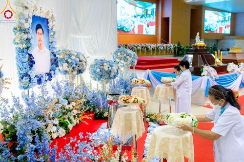 ภาพ No.91048:พิธีบำเพ็ญกุศลสวดพระอภิธรรม  อุบาสกถาวร พรหมถาวร (อุบาสกผู้ปั้นพระ) คืนสุดท้าย วันศุกร์ที่ 20 ตุลาคม พ.ศ. 2566 ณ ห้องแก้วสารพัดนึก 1 สภาธรรมกายสากล วัดพระธรรมกาย จ.ปทุมธานี