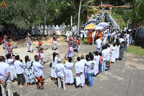 ภาพ No.284307:วันที่ 28 ตุลาคม พ.ศ.2568 กฐินสมทบต่างประเทศ โดยคณะศิษยานุศิษย์ บูชาธรรม 81 ปี หลวงพ่อธัมมชโย ณ วัดศรีสุคตาราม บาลังโกด้า ศรีลังกา