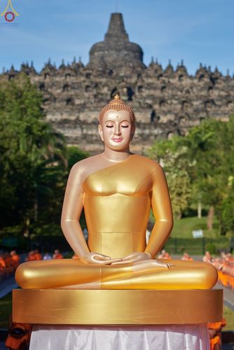 ภาพ No.68338:พิธีตักบาตร ณ พระมหาเจดีย์บรมพุทโธ ประเทศอินโดนีเซีย วันที่ 18 ธันวาคม พ.ศ. 2565