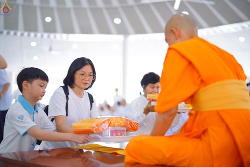 ภาพ No.317616:วันพฤหัสบดีที่ 2 เมษายน พ.ศ.2569 พิธีบุพเปตพลี ครั้งที่ 180 ณ หอฉันคุณยายอาจารย์ฯ วัดพระธรรมกาย