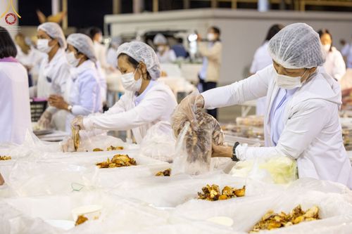 ภาพ No.75096:พิธีถวายภัตตาหารเป็นสังฆทาน แด่คณะพระธรรมยาตราฯ ในโครงการธรรมยาตรากตัญญูบูชา มหาปูชนียาจารย์ พระมงคลเทพมุนี(สด จนฺทสโร) พระผู้ปราบมาร อนุสรณ์สถาน 7 แห่ง ปีที่ 11 วันที่ 31 มกราคม พ.ศ. 2566