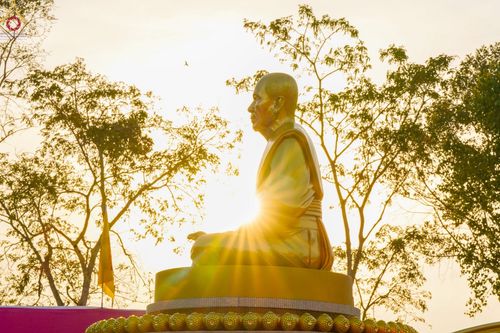 ภาพ No.73354:พิธีจุดประทีปถวายเป็นพุทธบูชา และบูชาธรรมมหาปูชนียาจารย์ ในโครงการธรรมยาตรากตัญญูบูชา มหาปูชนียาจารย์ พระมงคลเทพมุนี(สด จนฺทสโร) พระผู้ปราบมาร ปีที่ 11 ณ อนุสรณ์สถานลำดับที่ 4 สถานที่เกิดด้วยกายธรรม วัดโบสถ์ (บน) บางคูเวียง อ.บางกรวย จ.นนทบุรี วันที่ 21 