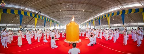 ภาพ No.89601:พิธีตักบาตร ข้าวสารอาหารแห้ง พิธีบูชาข้าวพระ และพิธีจุดเทียนใจ ไฟนิรันดร์  อนันตชัย ณ สภาธรรมกายสากล วัดพระธรรมกาย วันอาทิตย์ที่ 1 ตุลาคม พ.ศ. 2566