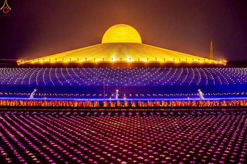 ภาพ No.224126:วันวิสาขบูชา วันอาทิตย์ที่ 11 พฤษภาคม พ.ศ. 2568 พิธีจุดวิสาขประทีป ,  พิธีเวียนประทักษิณรอบพระมหาธรรมกายเจดีย์ , พิธีฉลองชัยสวดมนต์บทธัมมจักกัปปวัตตนสูตร ครบ 7,357,000,000 จบ ณ มหารัตนวิหารคด วัดพระธรรมกาย