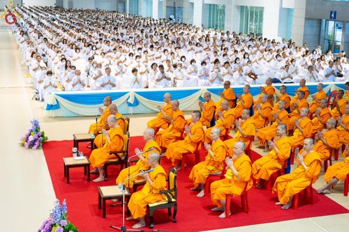 ภาพ No.139229:พิธีตักบาตร , พิธีบูชาข้าวพระ ณ ห้องแก้วสารพัด 1 สภาธรรมกายสากล วัดพระธรรมกาย วันอาทิตย์ต้นเดือนที่ 2 มิถุนายน พ.ศ. 2567