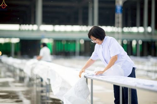 ภาพ No.225220:วันที่ 20 - 27 เมษายน พ.ศ. 2568 "ภาพแห่งความปลื้มที่ไม่มีวันจบ" คณะสงฆ์สามเณร เจ้าหน้าที่ และสาธุชน ร่วมแรงร่วมใจกันเตรียมงานและเก็บงาน เพื่อวันคุ้มครองโลก พิธีถวายมหาสังฆทานคณะสงฆ์ 40,000 กว่าวัดทั่วประเทศ