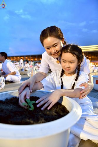 ภาพ No.253057:วันที่ 10 ตุลาคม พ.ศ. 2568 พิธีปลูกต้นทรัพย์บานชื่น ณ ลานธรรม วัดพระธรรมกาย