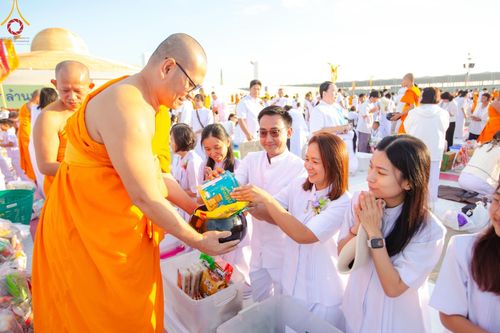 ภาพ No.187899:พิธีตักบาตรฉลองพระใหม่ ต้อนรับพุทธศักราช 2568 ณ ลานธรรมพระมหาธรรมกายเจดีย์ วัดพระธรรมกาย จ.ปทุมธานี วันที่ 1 มกราคม พ.ศ. 2568