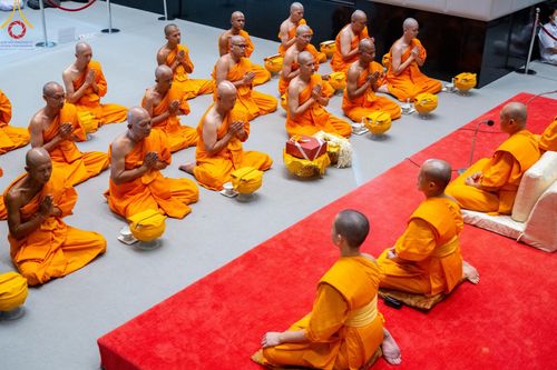 ภาพ No.159865:พิธีตัดปอยผมปลงผมนาคธรรมทายาท, พิธีบรรพชาอุปสมบทหมู่ โครงการอุปสมบทหมู่บูชาธรรม 140 ปี พระมงคลเทพมุนี (สด จนฺทสโร) ณ โบสถ์พระไตรปิฏก วัดพระธรรมกาย วันเสาร์ที่ 5 ตุลาคม พ.ศ. 2567