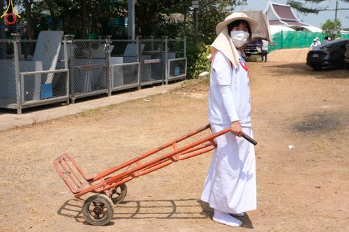 ภาพ No.130168:V.34 เพื่อธรรมเพื่อบางกล่ำ การรับบุญของเจ้าหน้าที่หน่วยงานต่างๆ  เพื่องานธรรมยาตราอัญเชิญพระบรมสารีริกธาตุ ประดิษฐาน ณ มหารัตนเจดีย์สิริปทุมสวรรค์ (เจดีย์อริยพุทธะ 5 พระองค์) ณ ศูนย์ปฏิบัติธรรมภาคใต้ อ.บางกล่ำ จ.สงขลา ระหว่างวันที่ 9-10 มีนาคม พ.ศ. 2567