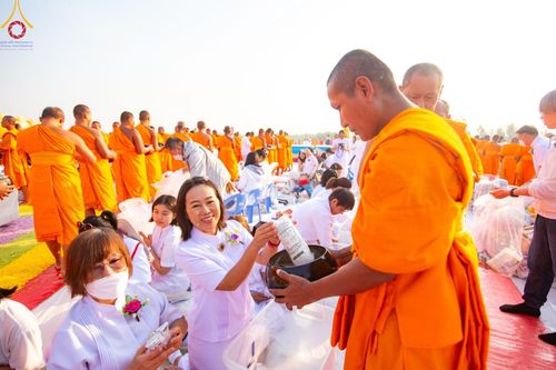 ภาพ No.201191:พิธีตักบาตรพระธรรมยาตรา ณ อนุสรณ์สถานลำดับที่ 5 สถานที่เผยแผ่วิชชาธรรมกายครั้งแรก อนุสรณ์สถานบางปลา วัดบางปลา อำเภอบางเลน จังหวัดนครปฐม ในโครงการธรรมยาตรา กตัญญูบูชา มหาปูชนียาจารย์ พระมงคลเทพมุนี(สด จนฺทสโร) พระผู้ปราบมาร อนุสรณ์สถาน 7 แห่ง ปีที่ 13