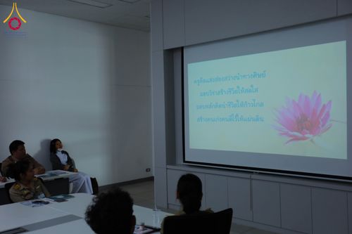 ภาพ No.311611:วันจันทร์ที่ 23 กุมภาพันธ์ พ.ศ. 2569 เปิดโลกทัศน์ผู้บริหารสถานศึกษายุคใหม่ เรียนรู้ต้นแบบการพัฒนาคนผ่านพลัง “บวร–V-Star” ผู้เข้ารับการพัฒนาตามโครงการ สพฐ. ศึกษาดูงานวัดพระธรรมกาย เสริมภาวะผู้นำคุณธรรมสู่การบริหารโรงเรียนอย่างยั่งยืน ณ อาคาร 100 ปี คุณยาย