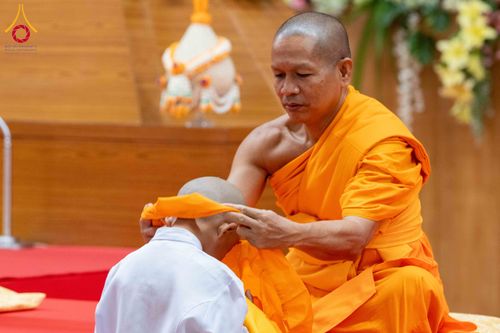 ภาพ No.319542:วันเสาร์ที่ 4 เมษายน พ.ศ.2569 พิธีขอขมา มอบผ้าไตร และถวายบาตรแด่นาคธรรมทายาท ในโครงการบรรพชาสามเณรฟื้นฟูพระพุทธศาสนาทั่วไทย โครงการหน่อแก้วเปรียญธรรม รุ่นที่ 14 โครงการสามเณรยุวธรรมทายาท รุ่นที่ 34 โครงการสามเณรมัชฌิมธรรมทายาท รุ่นที่ 30 ณ สภาธรรมกายสากล