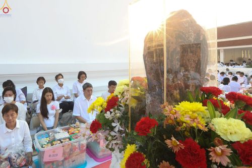 ภาพ No.297536:วันที่ 18 มกราคม พ.ศ. 2569 พิธีตักบาตรพระธรรมยาตรา ณ วัดโบสถ์บน ต.บางคูเวียง จ.นนทบุรี อนุสรณ์สถานลำดับที่ 4 สถานที่เกิดด้วยกายธรรม ในโครงการธรรมยาตรา กตัญญูบูชา มหาปูชนียาจารย์ พระมงคลเทพมุนี(สด จนฺทสโร) พระผู้ปราบมาร อนุสรณ์สถาน 7 แห่ง ปีที่ 14