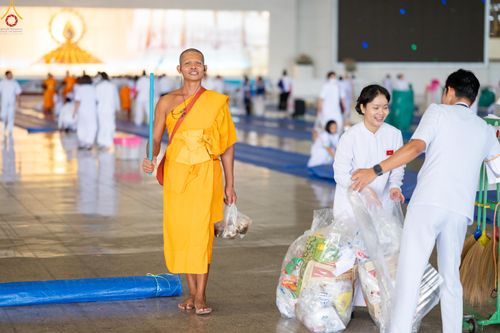 ภาพ No.318246:วันอาทิตย์ต้นเดือนที่ 5 เมษายน พ.ศ.2569 พิธีตักบาตร ณ บ้านแก้วเรือนทองคุณยายอาจารย์ฯ วัดพระธรรมกาย