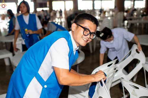 ภาพ No.322306:วันที่ 15 เมษายน พ.ศ.2569 การเตรียมงาน เช็ดโต๊ะ เก้าอี้ ปูผ้าโต๊ะฉัน เพื่องานถวายมหาสังฆทาน 40,000 กว่าวัดทั่วประเทศ วันคุ้มครองโลก 22 เมษายน พ.ศ.2569 วัดพระธรรมกาย