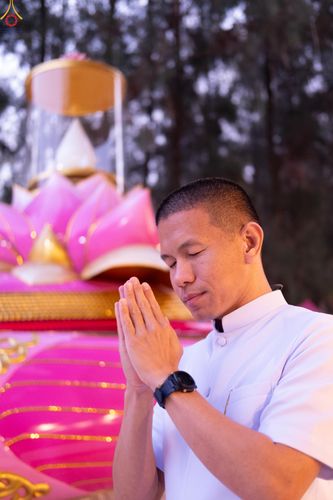 ภาพ No.289227:วันที่ 7 มกราคม พ.ศ. 2569 พิธีตักบาตรพระธรรมยาตรา ณ อนุสรณ์สถานลำดับที่ 1 สถานที่เกิดด้วยรูปกายเนื้อ อนุสรณ์สถานมหาวิหารพระมงคลเทพมุนี (โลตัสแลนด์) อ.สองพี่น้อง จ.สุพรรณบุรี ในโครงการธรรมยาตรา กตัญญูบูชา มหาปูชนียาจารย์ พระมงคลเทพมุนี(สด จนฺทสโร) พระผู้ป