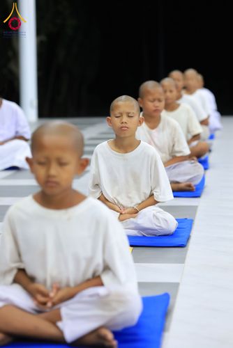 ภาพ No.319933:วันที่ 1 เมษายน พ.ศ.2569 นาคน้อยว่าที่สามเณรธรมทายาท จำนวน 98 คน  ร่วมกันสวดมนต์ทำวัตรเย็นและนั่งสมาธิ ณ ศูนย์ปฏิบัติธรรมบุรีรัมย์ จ.บุรีรัมย์