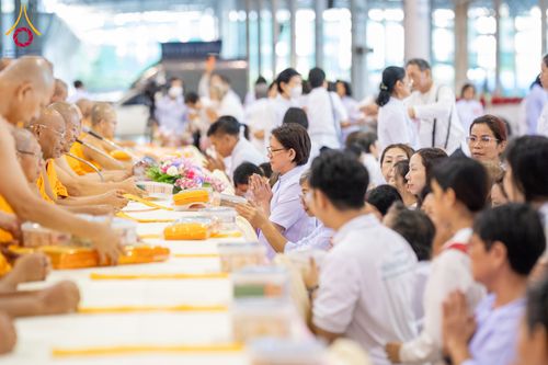 ภาพ No.279103:วันที่ 2 มกราคม พ.ศ.2569 พิธีถวายภัตตาหารเป็นสังฆทาน แด่พระธรรมยาตรา ณ วัดพระธรรมกาย ปทุมธานี ในโครงการธรรมยาตรา กตัญญูบูชา มหาปูชนียาจารย์ พระมงคลเทพมุนี(สด จนฺทสโร) พระผู้ปราบมาร อนุสรณ์สถาน 7 แห่ง ปีที่ 14