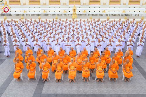 ภาพ No.278515:วันอาทิตย์ที่ 14 ธันวาคม พ.ศ.2568  พิธีเวียนประทักษิณ พิธีวันทาสีมาพระประธาน โครงการบวชบูชาธรรมมหาปูชนียาจารย์ ของศูนย์ปฏิบัติธรรมบุรีรัมย์ ณ วัดกลาง พระอารามหลวง จังหวัดบุรีรัมย์