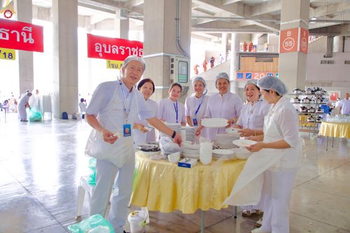 ภาพ No.325898:วันที่ 22 เมษายน พ.ศ.2569(วันคุ้มครองโลก) งานถวายมหาสังฆทาน 40,000 กว่าวัดทั่วประเทศ เจ้าหน้าที่ สาธุชน ร่วมใจจัดเตรียมภัตตาหารเพล (ชุด 2)