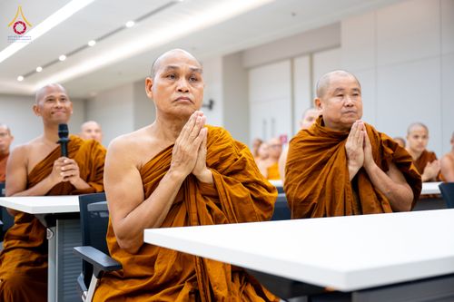 ภาพ No.323323:หลวงพ่อทัตตชีโว รองเจ้าอาวาสวัดพระธรรมกาย ถวายการต้อนรับปฏิสันถารคณะสงฆ์จากประเทศศรีลังกา